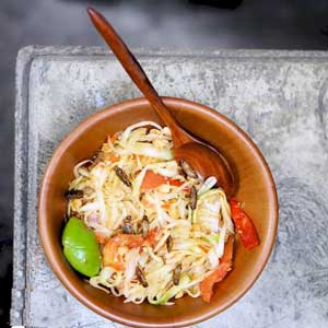 Thai papaya salad with crickets